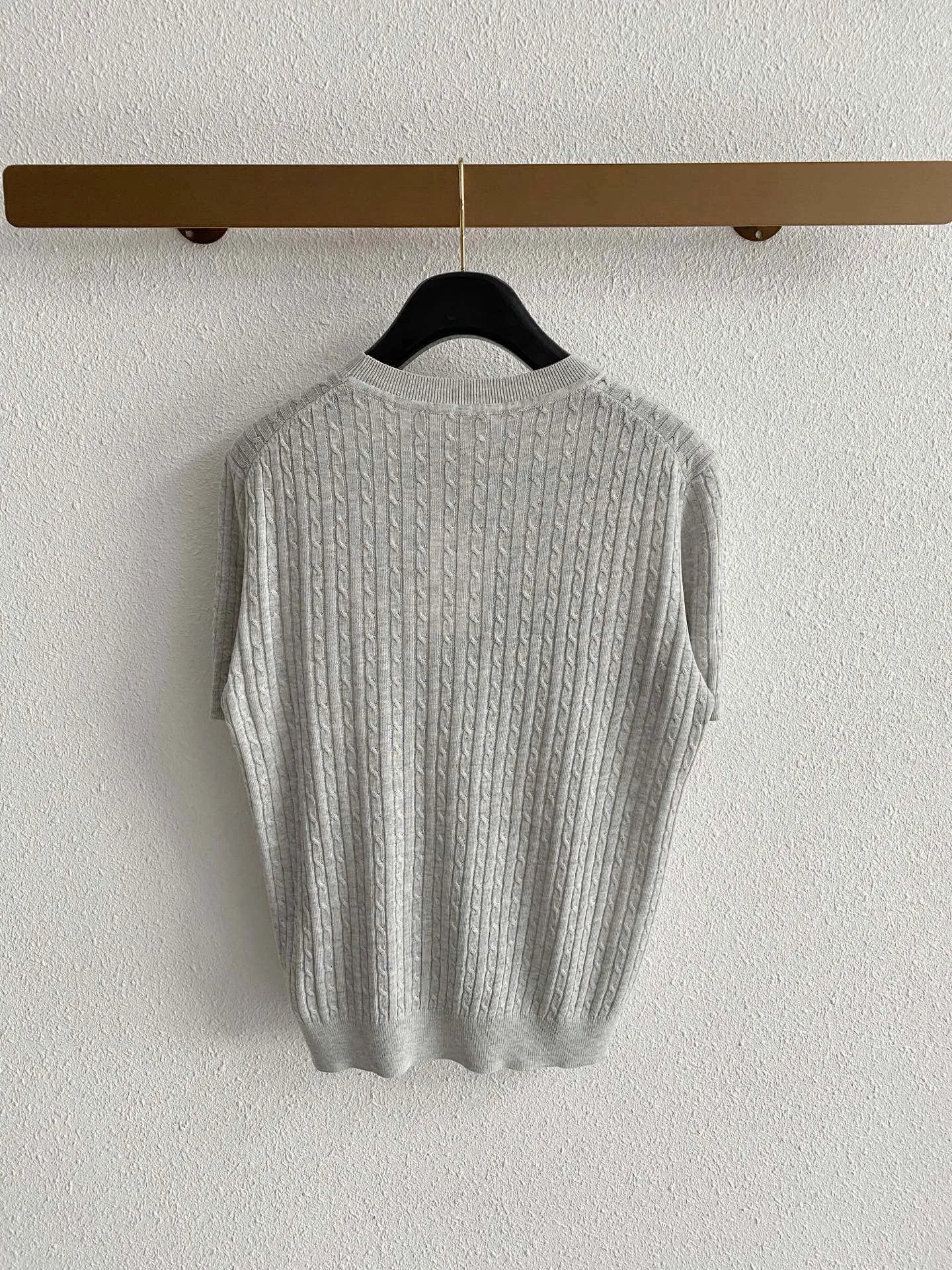 Loro Piana's entire piece of clothing is made of vertical twist cable weaving, with a retro sense of sophistication. Compared with smooth ordinary T-shirts, it has a stronger texture and high-end feel, and is also visually slimmer. There is the brand's iconic Red webbing on the inside of the collar, which is a common detail design of LP. It is low-key and noble, and it also embodies the "logo-free high-end feeling". Sizes:M-3XL